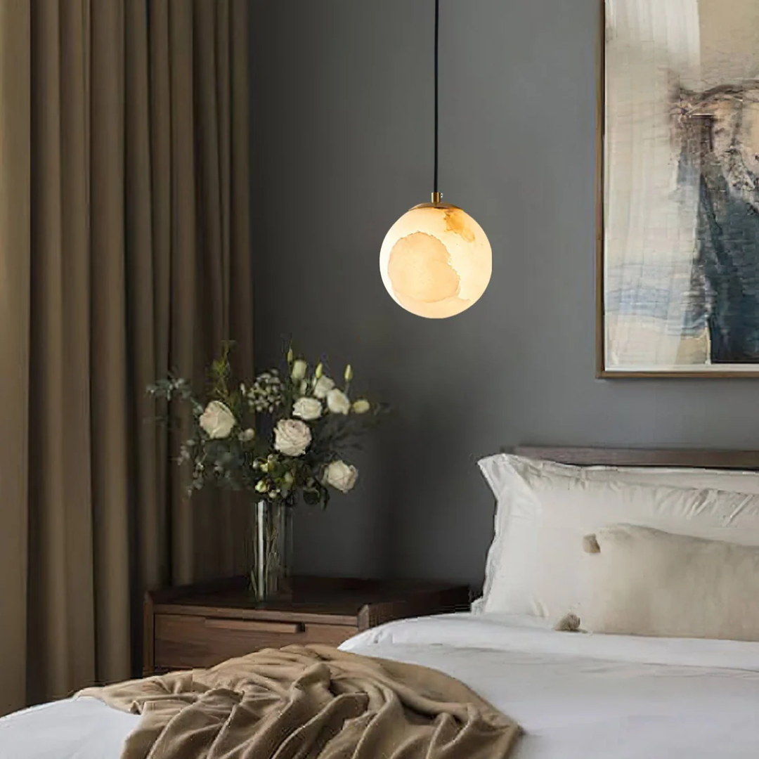 OSKAR – Moderne og stilren hængelampe i kugleform