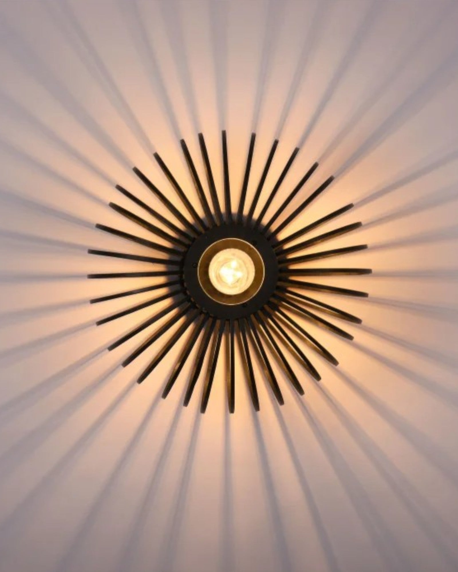 THORA - Loftlampe i metal – sort/guld, rund Ø30 cm
