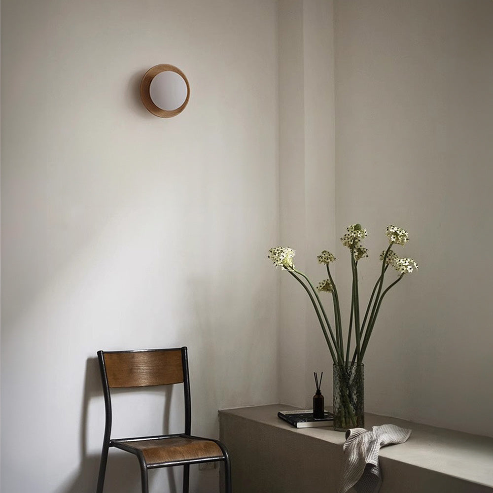 SIXTEN - Væglampe i Træ og Matteret Glas med Tidløst Design