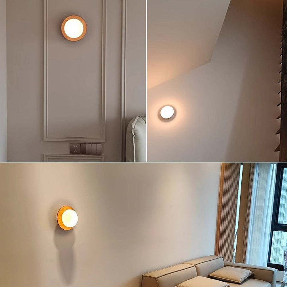 SIXTEN - Væglampe i Træ og Matteret Glas med Tidløst Design