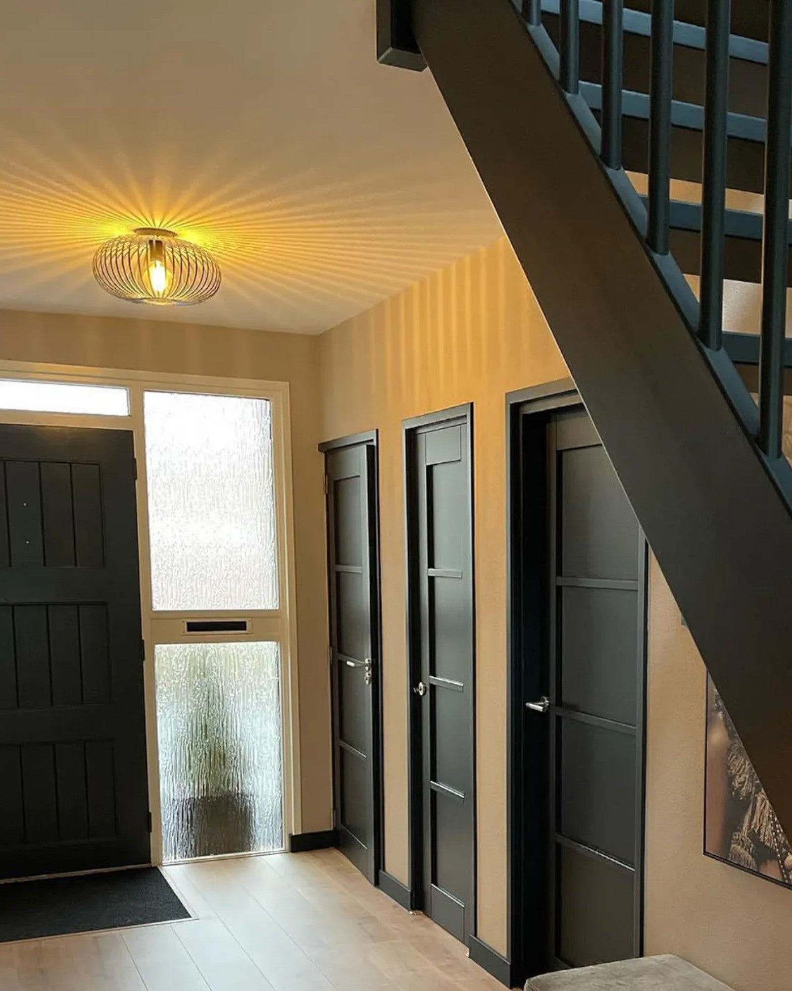THORA - Loftlampe i metal – sort/guld, rund Ø30 cm