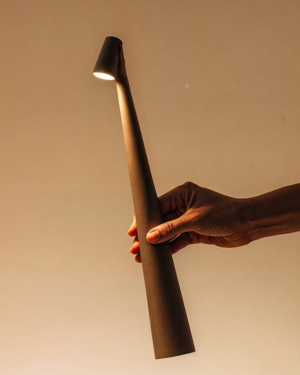 EMIL - Touch-styret bordlampe – aluminium, dæmpbar i 3 indstillinger