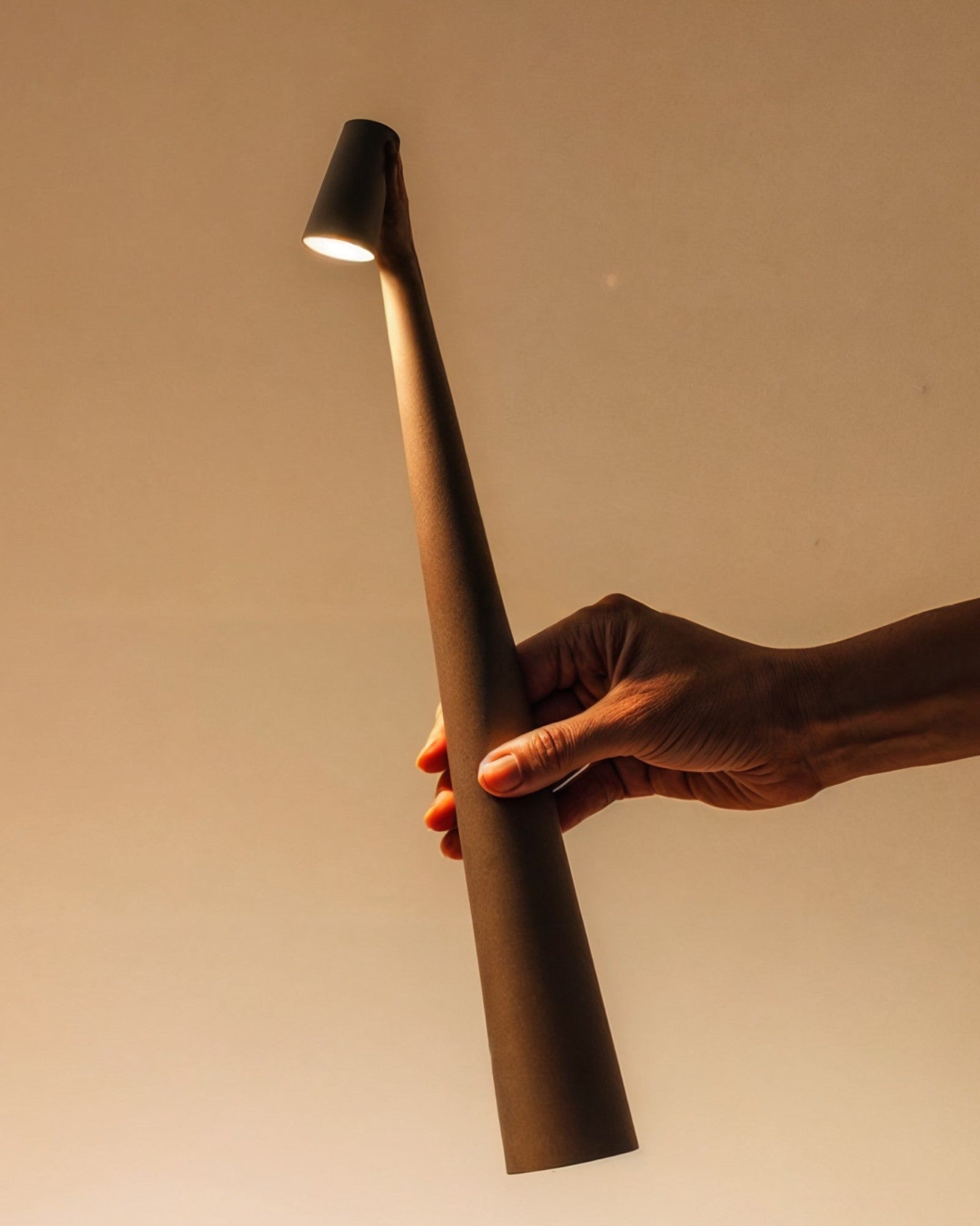 EMIL - Touch-styret bordlampe – aluminium, dæmpbar i 3 indstillinger