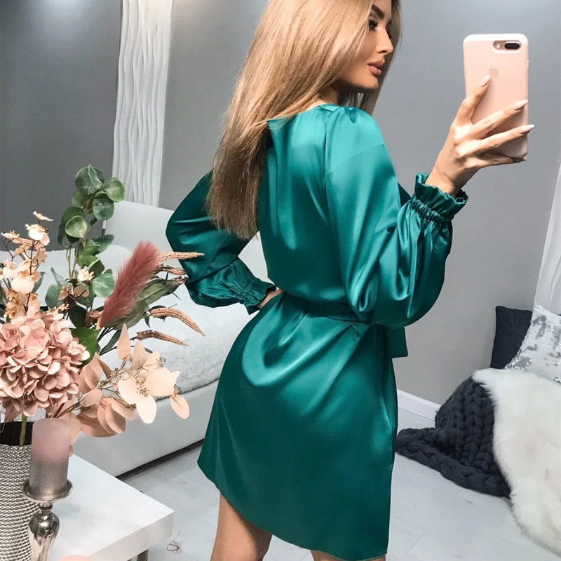Sandy Satin Kjole | Klassisk & Chic