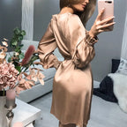 Sandy Satin Kjole | Klassisk & Chic