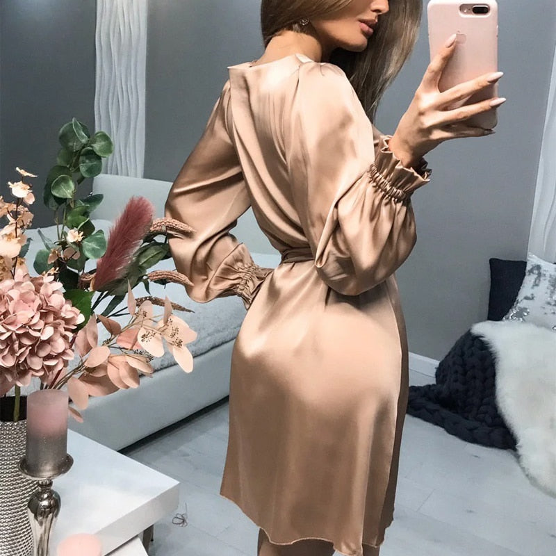 Sandy Satin Kjole | Klassisk & Chic
