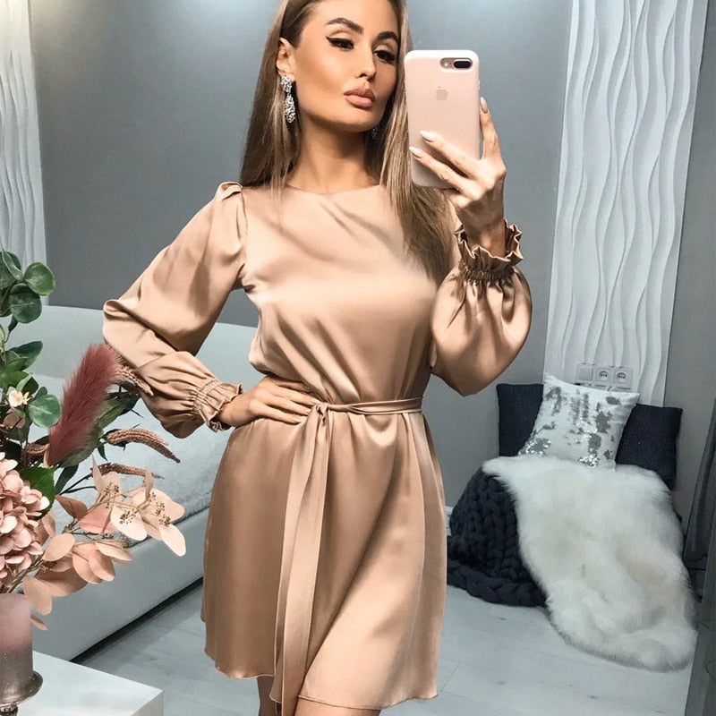 Sandy Satin Kjole | Klassisk & Chic