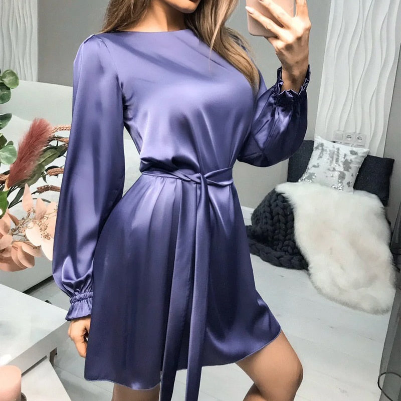 Sandy Satin Kjole | Klassisk & Chic
