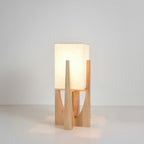 TINDRA - Stående lampe med træfod – japansk design