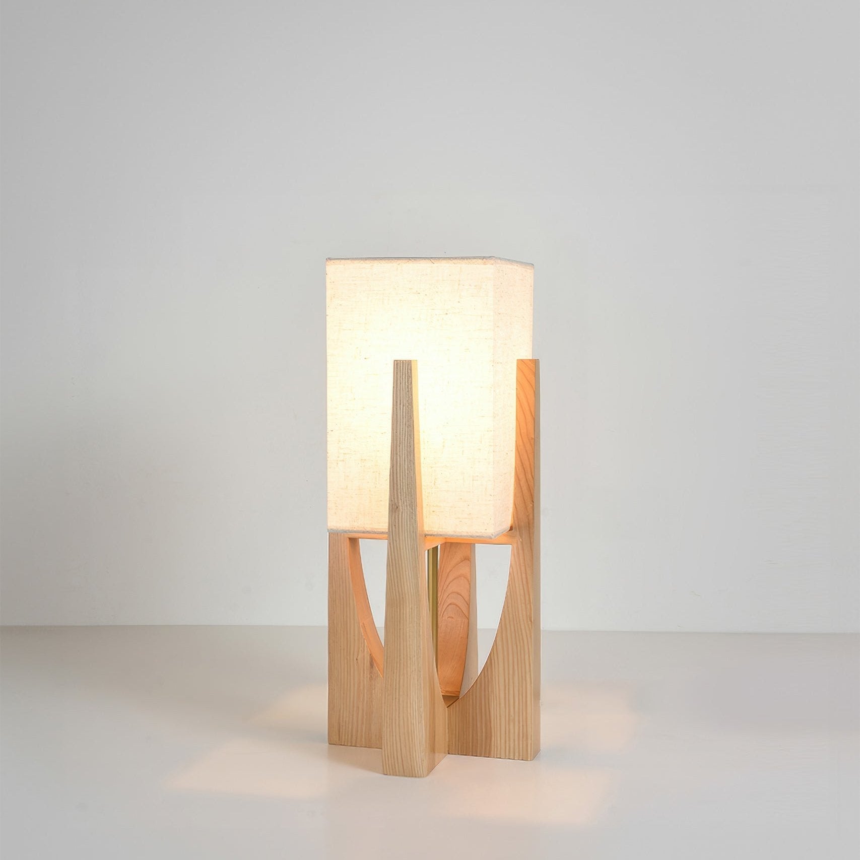 TINDRA - Stående lampe med træfod – japansk design