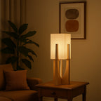 TINDRA - Stående lampe med træfod – japansk design