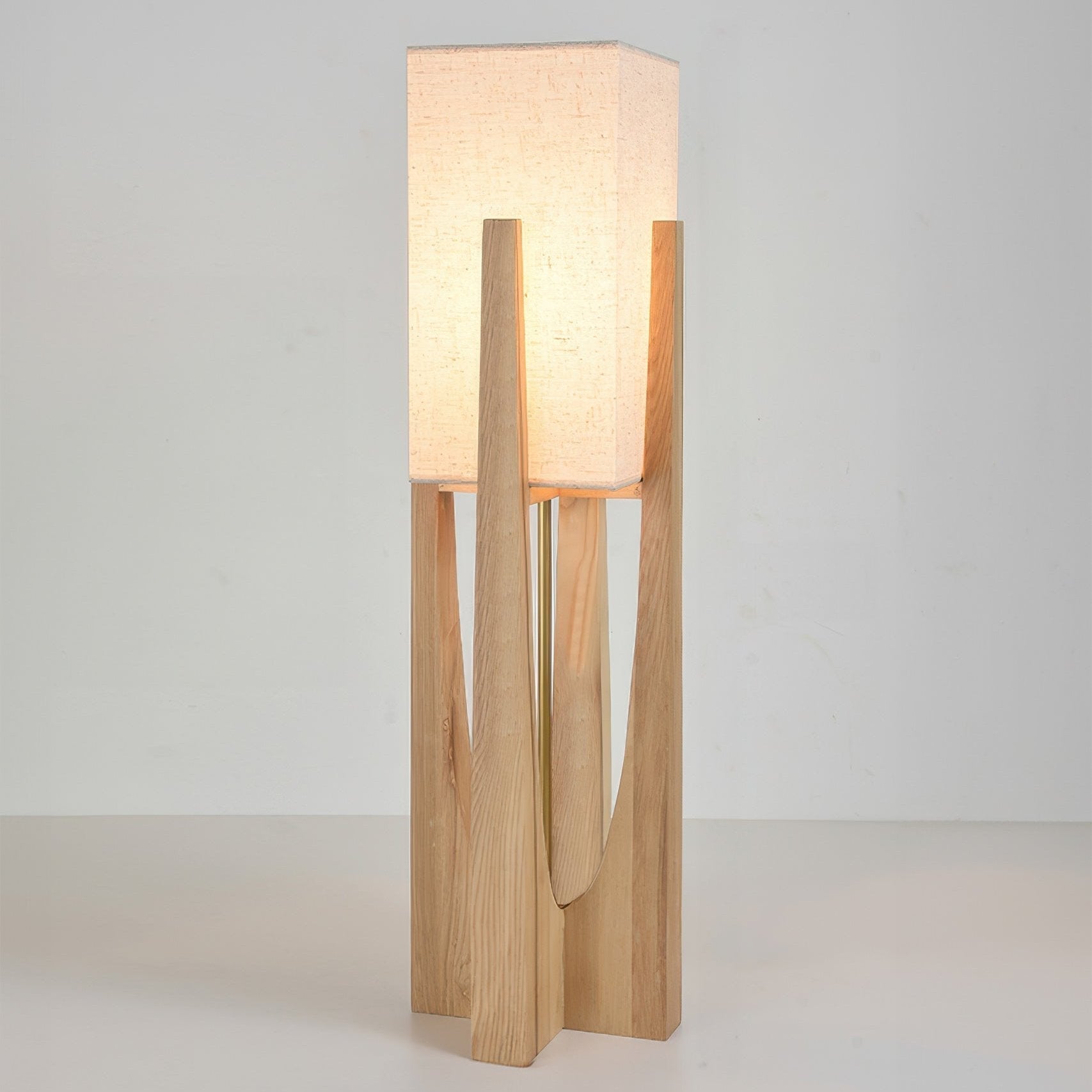 TINDRA - Stående lampe med træfod – japansk design