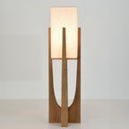 TINDRA - Stående lampe med træfod – japansk design
