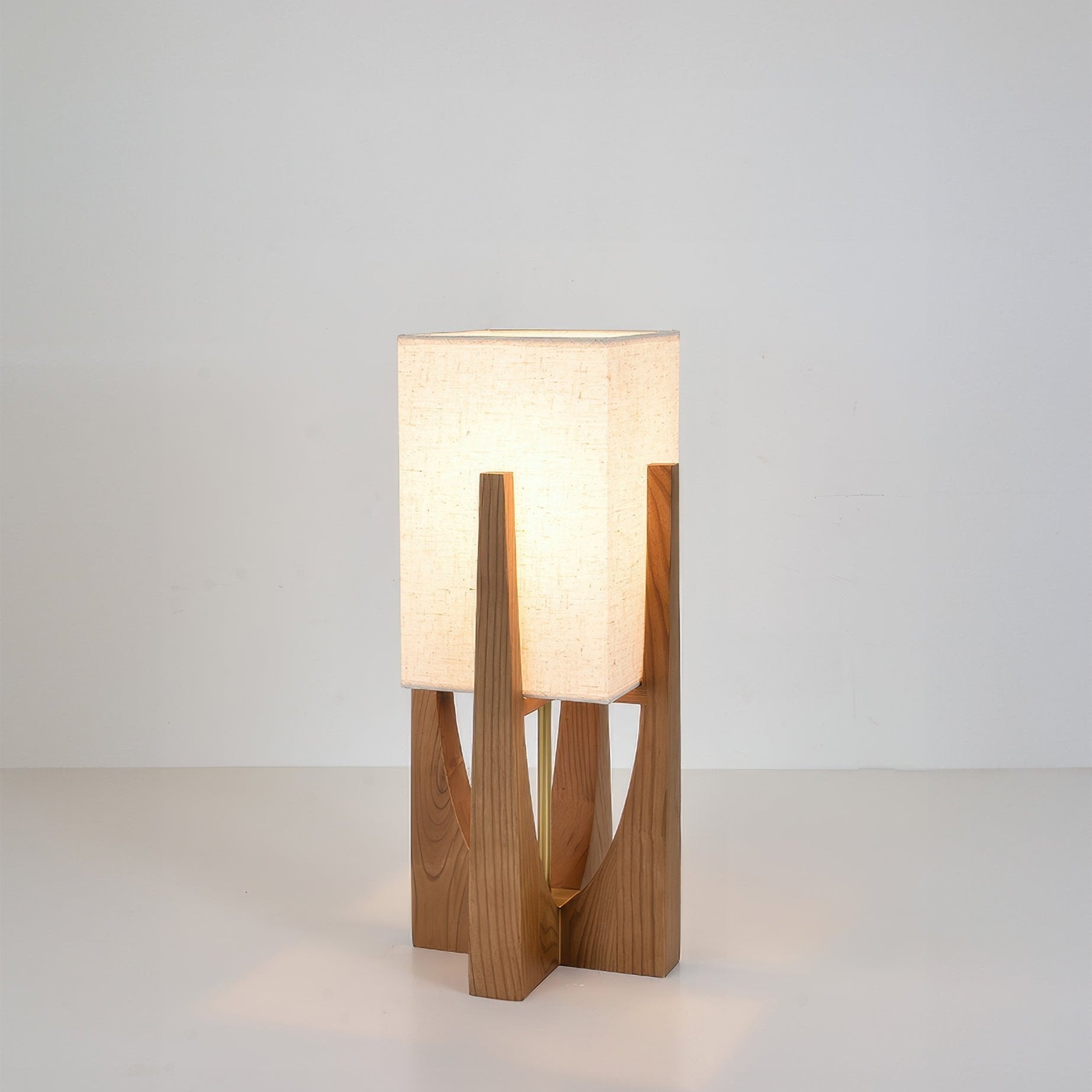 TINDRA - Stående lampe med træfod – japansk design