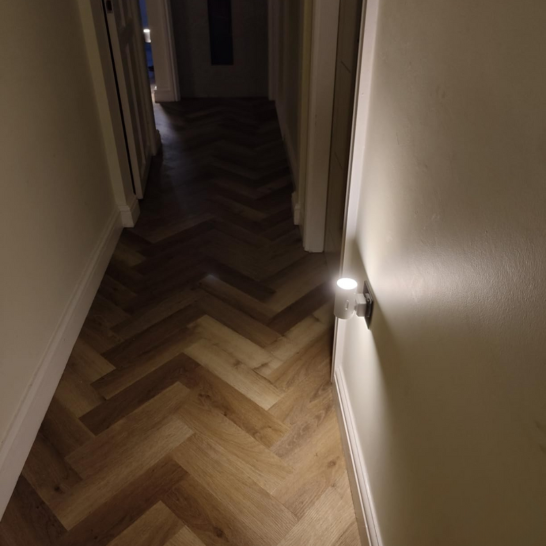Intelligent LED-belysning med dag- og nat-sensor og kontinuerlig dæmpning – Plug & Play-løsning til hjemmet