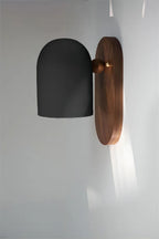 Elegant Væglampe i Valnød i Wabi-Sabi Stil - Perfekt til et Hyggeligt Interiør