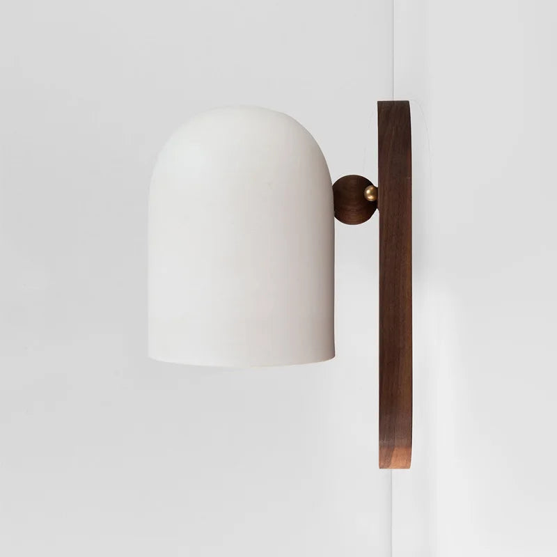 Elegant Væglampe i Valnød i Wabi-Sabi Stil - Perfekt til et Hyggeligt Interiør