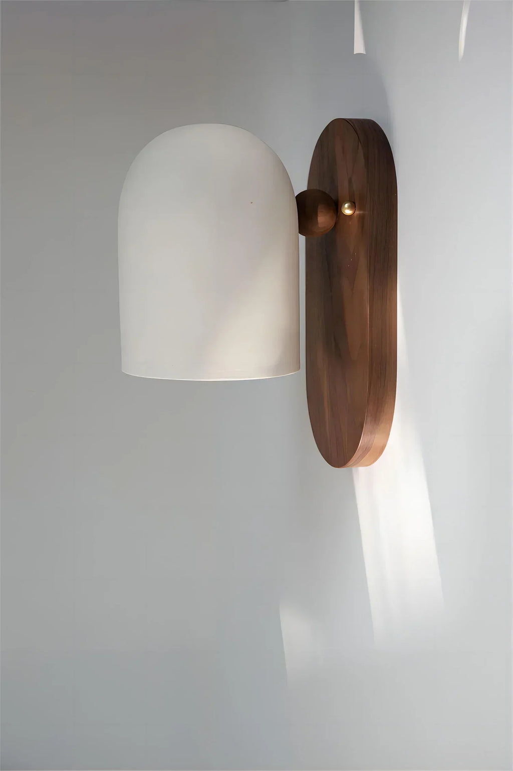 Elegant Væglampe i Valnød i Wabi-Sabi Stil - Perfekt til et Hyggeligt Interiør