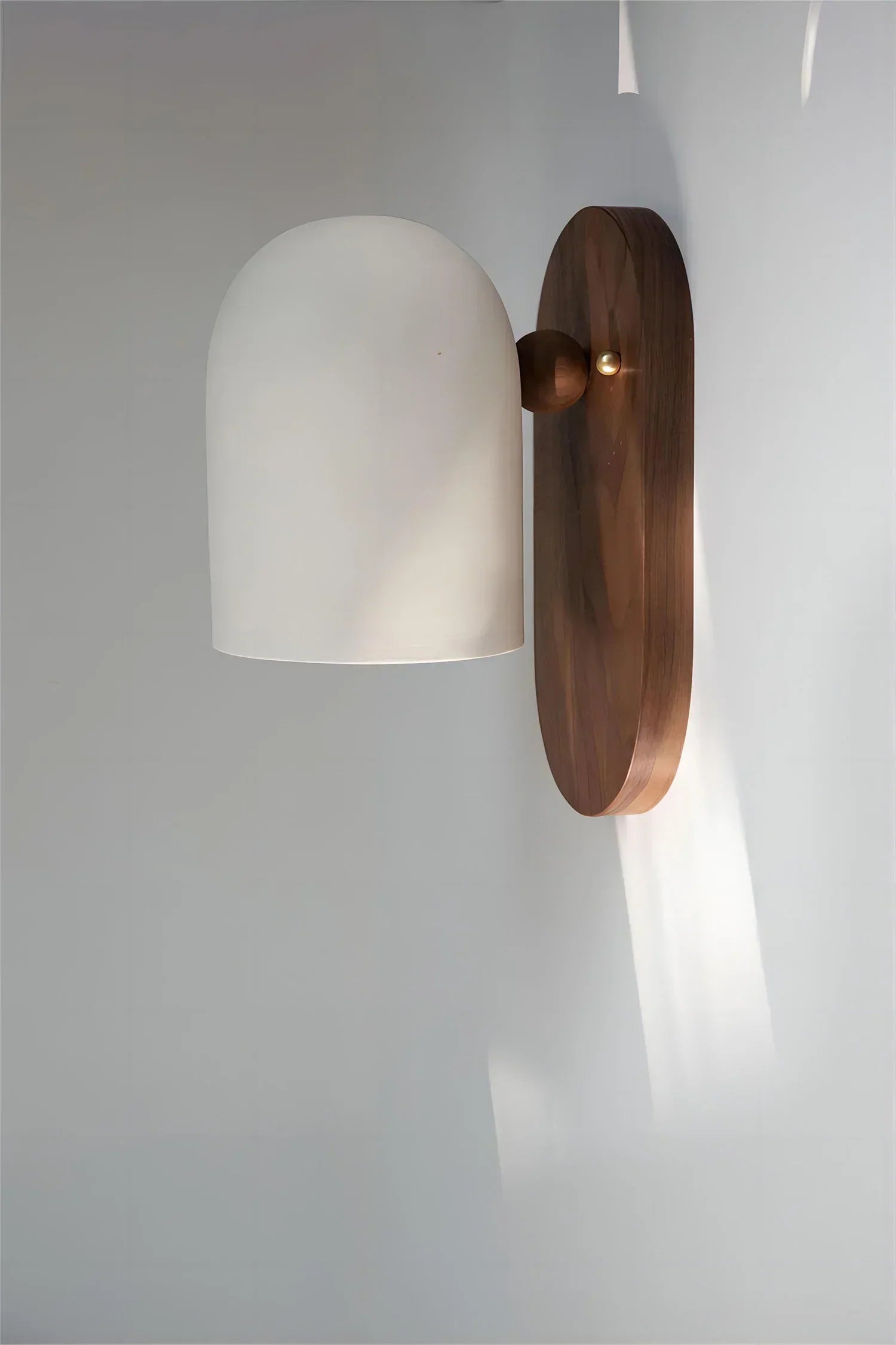 Elegant Væglampe i Valnød i Wabi-Sabi Stil - Perfekt til et Hyggeligt Interiør