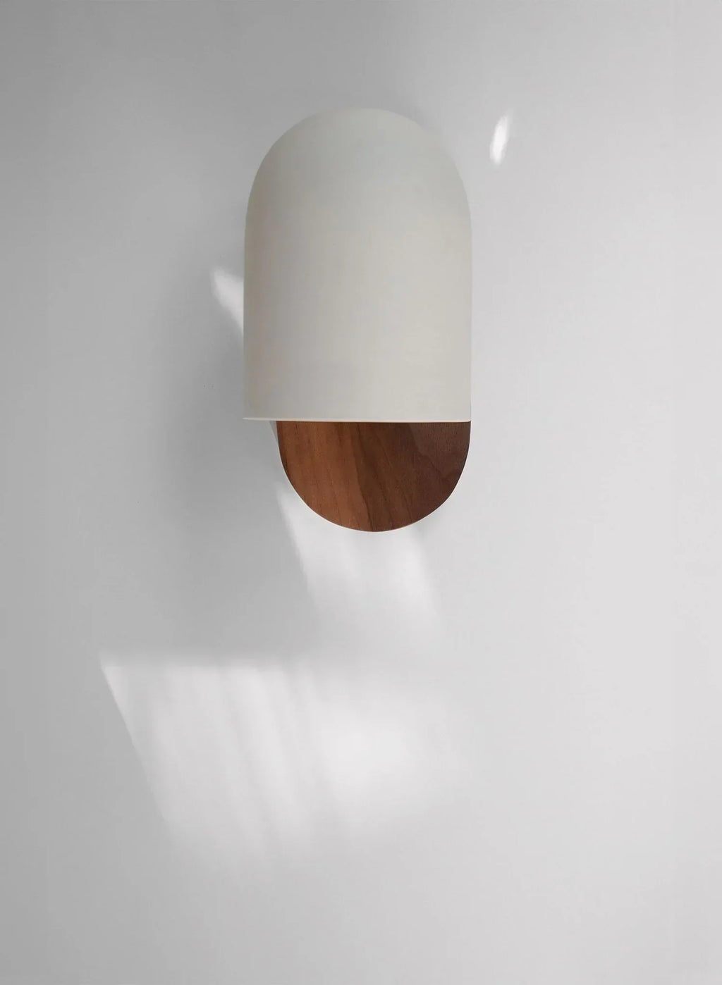 Elegant Væglampe i Valnød i Wabi-Sabi Stil - Perfekt til et Hyggeligt Interiør