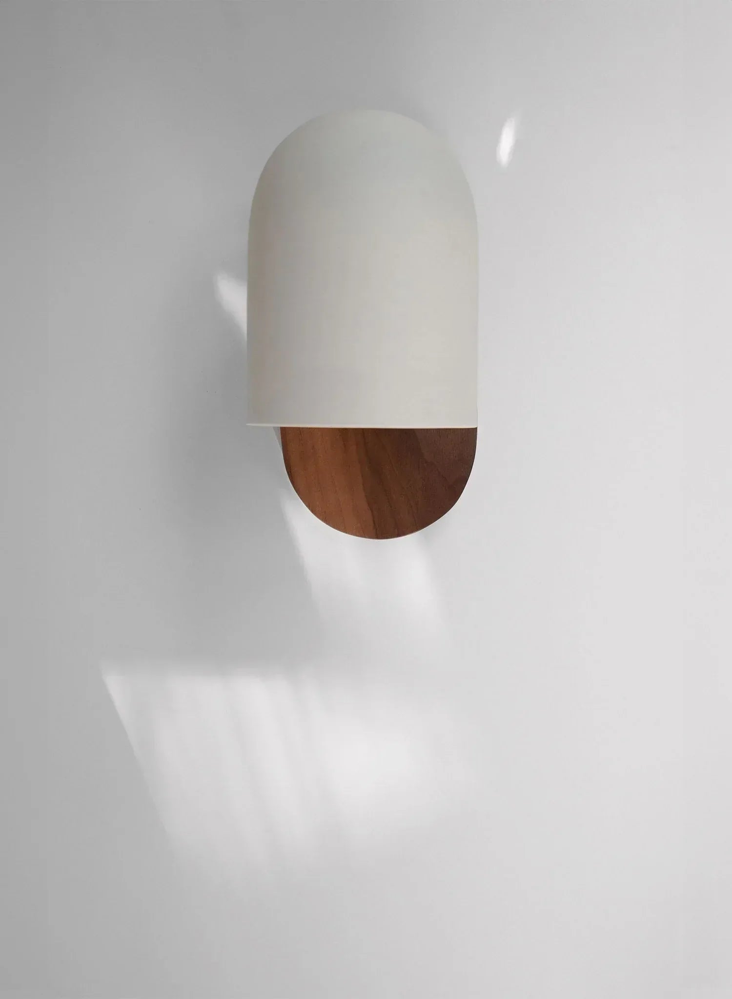 Elegant Væglampe i Valnød i Wabi-Sabi Stil - Perfekt til et Hyggeligt Interiør