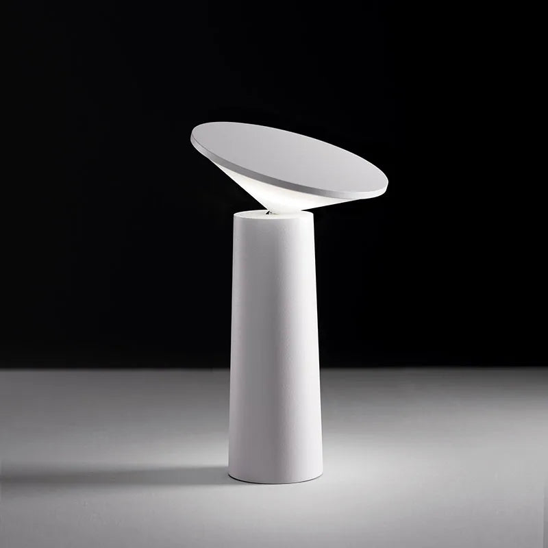 LINNAE – Kompakt LED bordlampe med klart lys