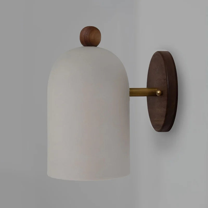 Elegant Væglampe i Valnød i Wabi-Sabi Stil - Perfekt til et Hyggeligt Interiør