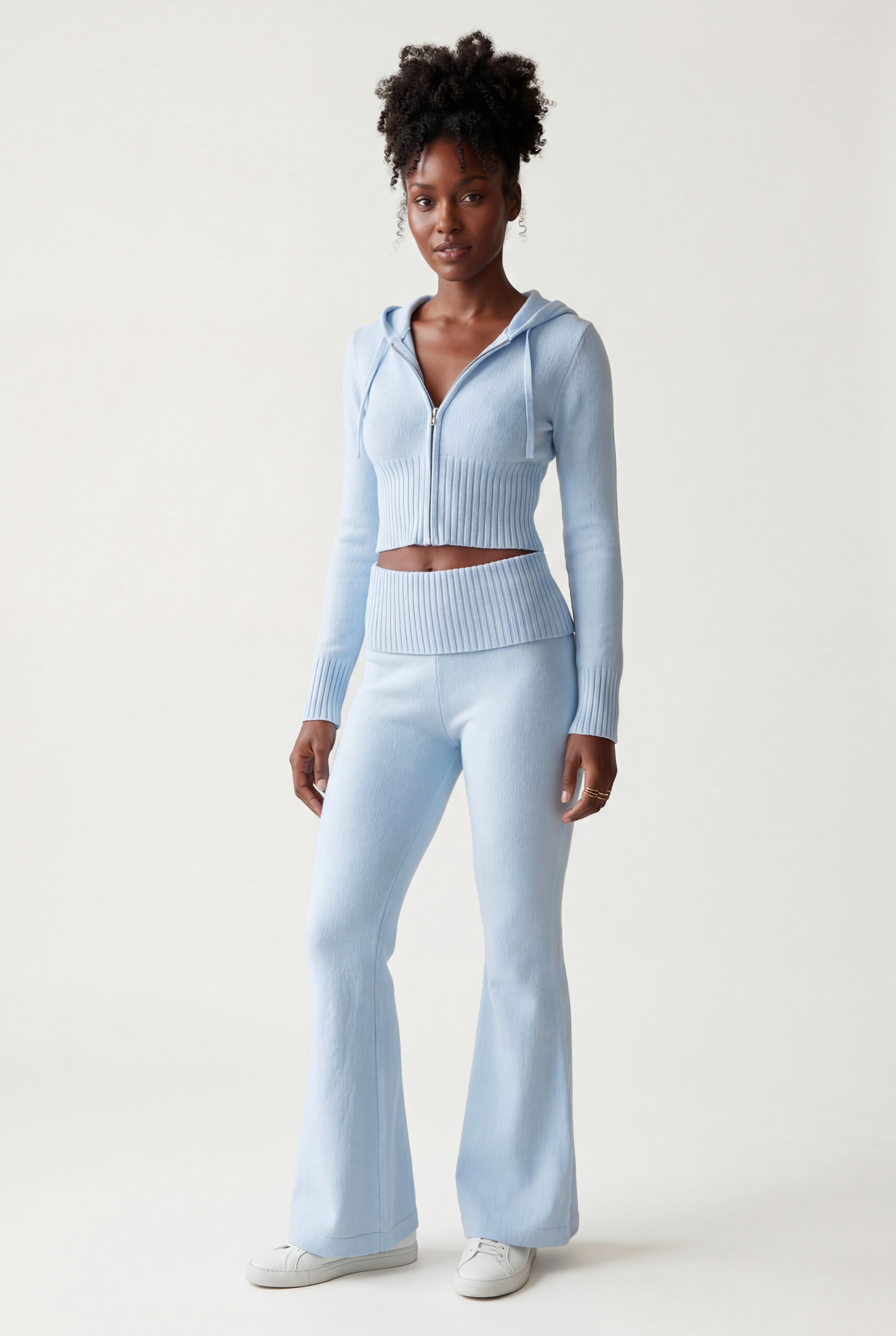 Chic Lounge Ensemble - Cropped Hoodie og Flared Bukser