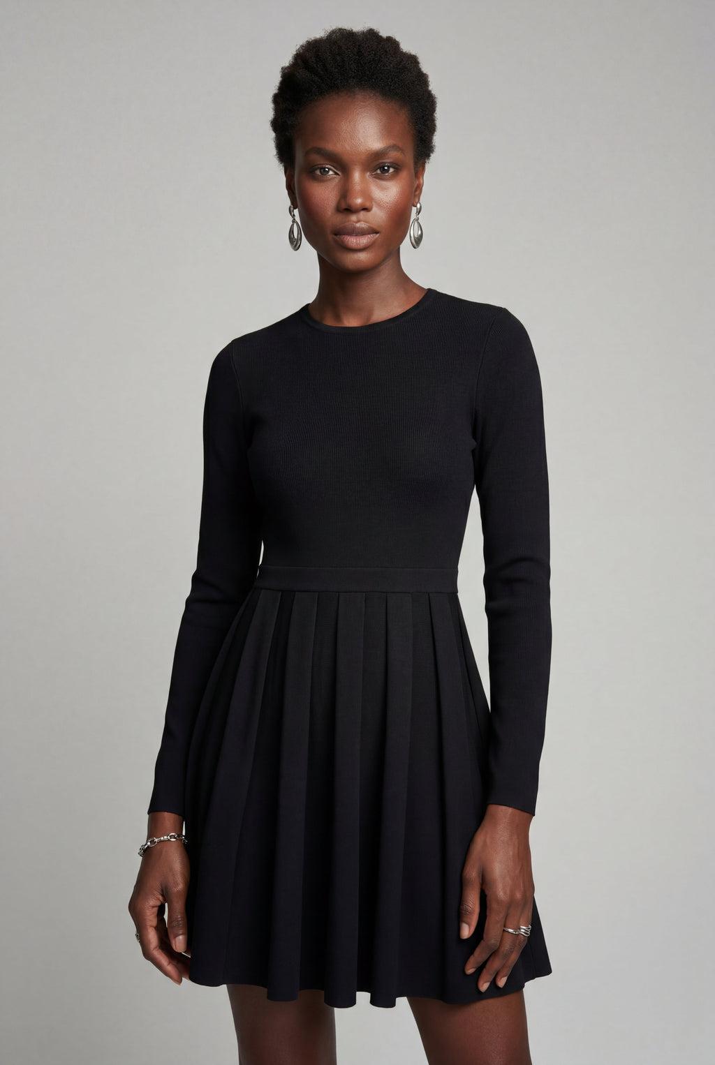Elegant Langærmet Fit and Flare Mini Kjole - Rund Hals Stil