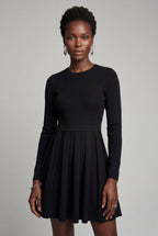 Elegant Langærmet Fit and Flare Mini Kjole - Rund Hals Stil