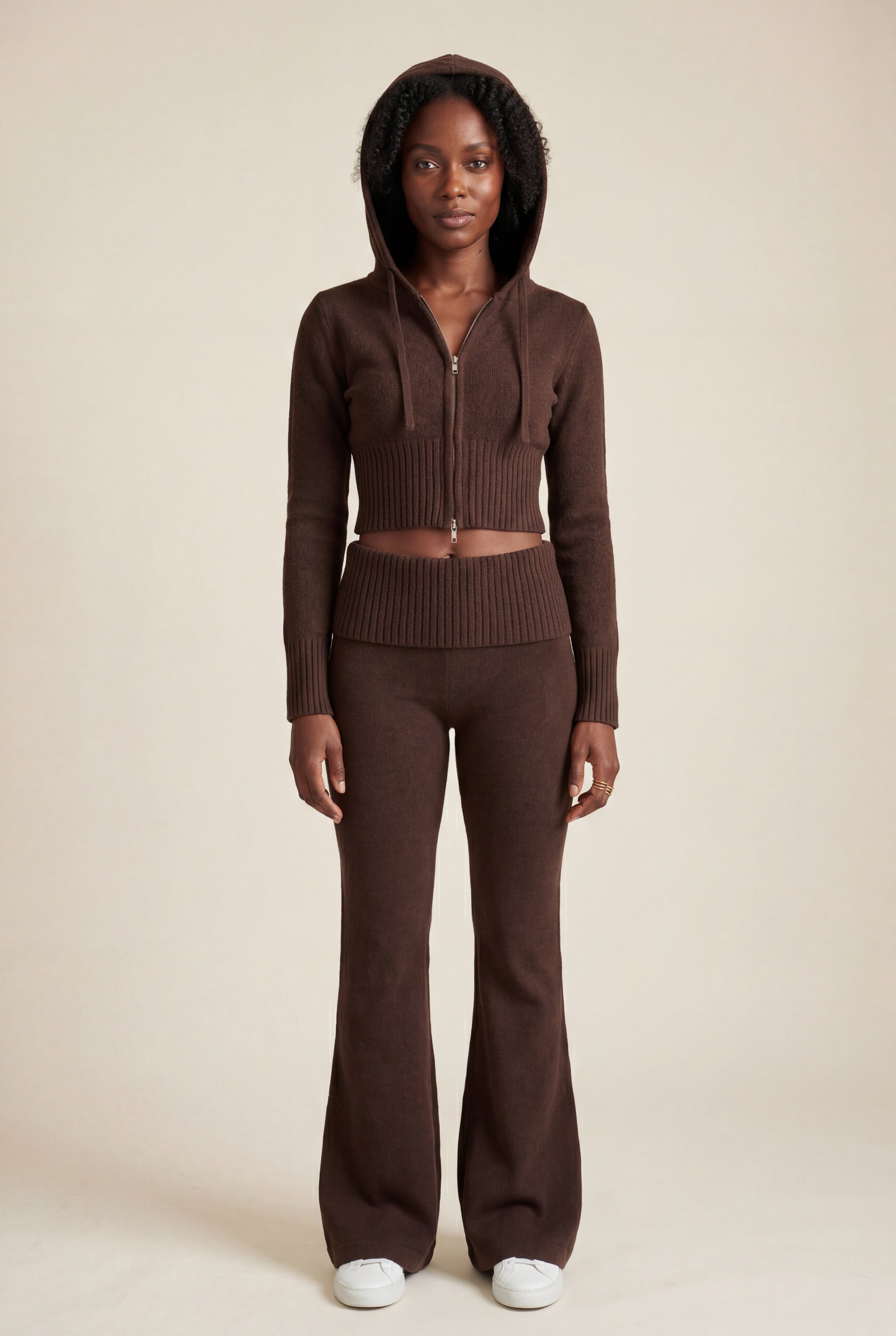 Chic Lounge Ensemble - Cropped Hoodie og Flared Bukser