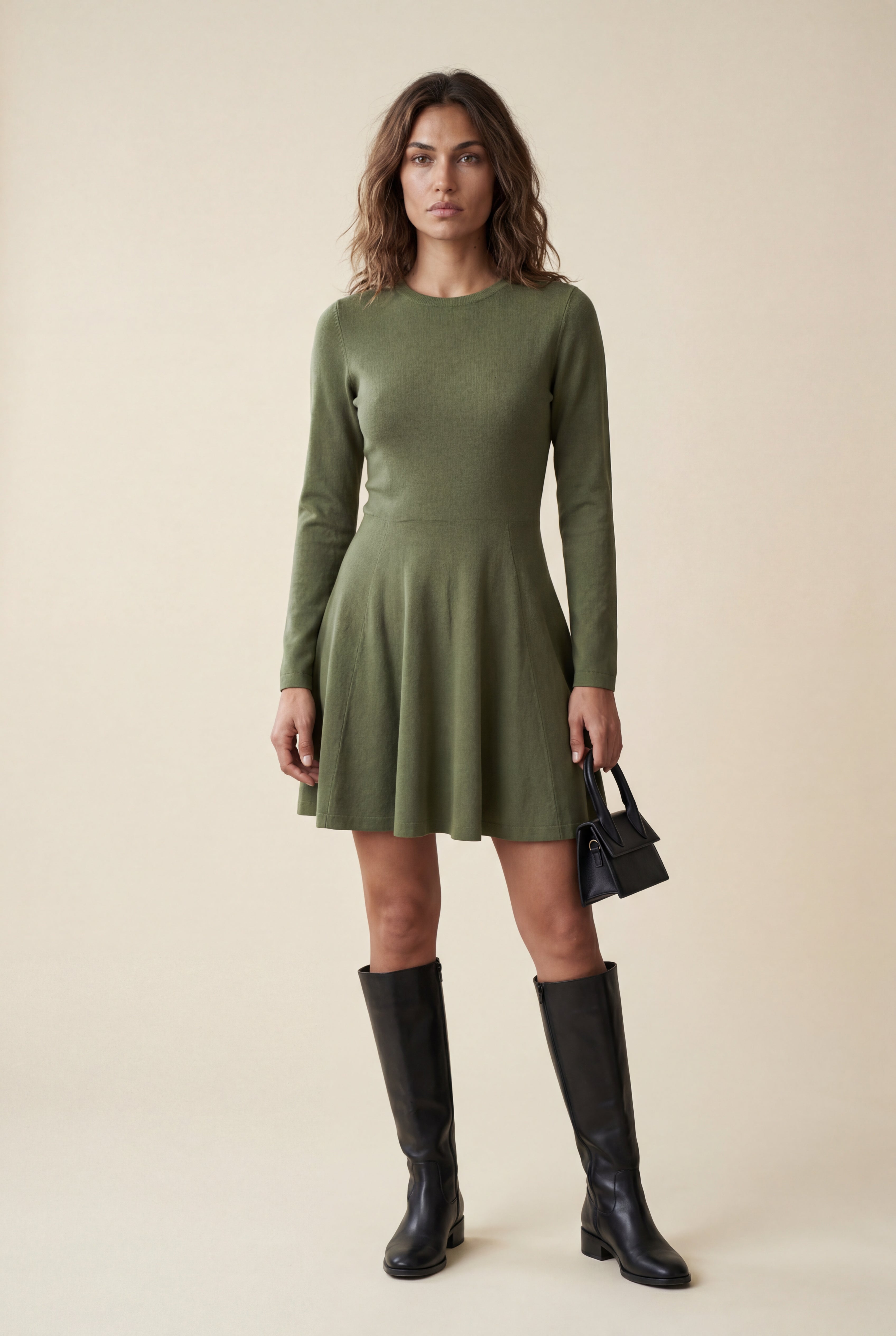 Elegant Langærmet Fit and Flare Mini Kjole - Rund Hals Stil