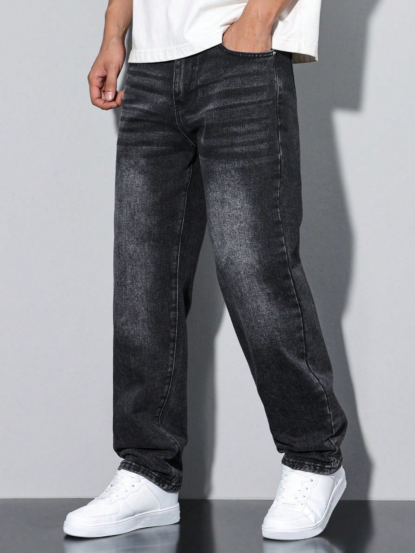 Komfortable vaskede herrejeans med lige ben