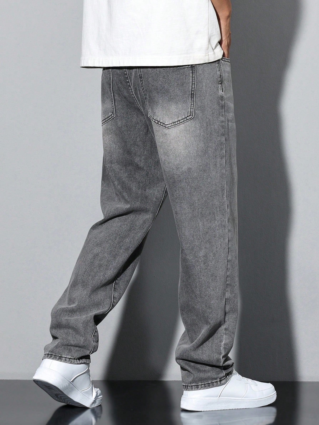 Komfortable vaskede herrejeans med lige ben