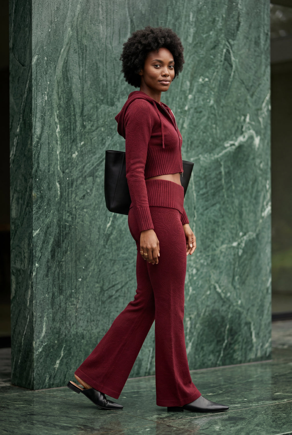 Chic Lounge Ensemble - Cropped Hoodie og Flared Bukser
