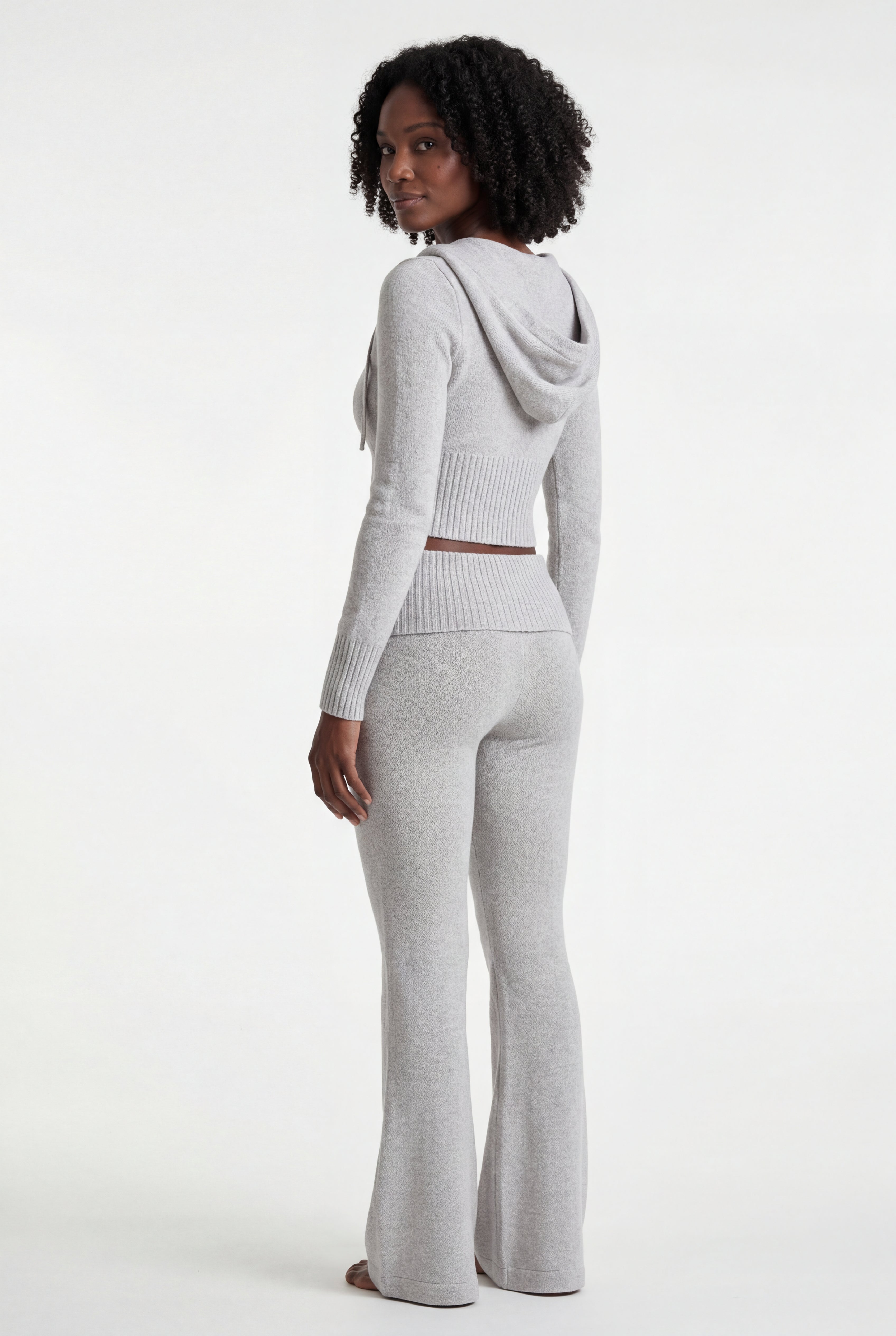 Chic Lounge Ensemble - Cropped Hoodie og Flared Bukser
