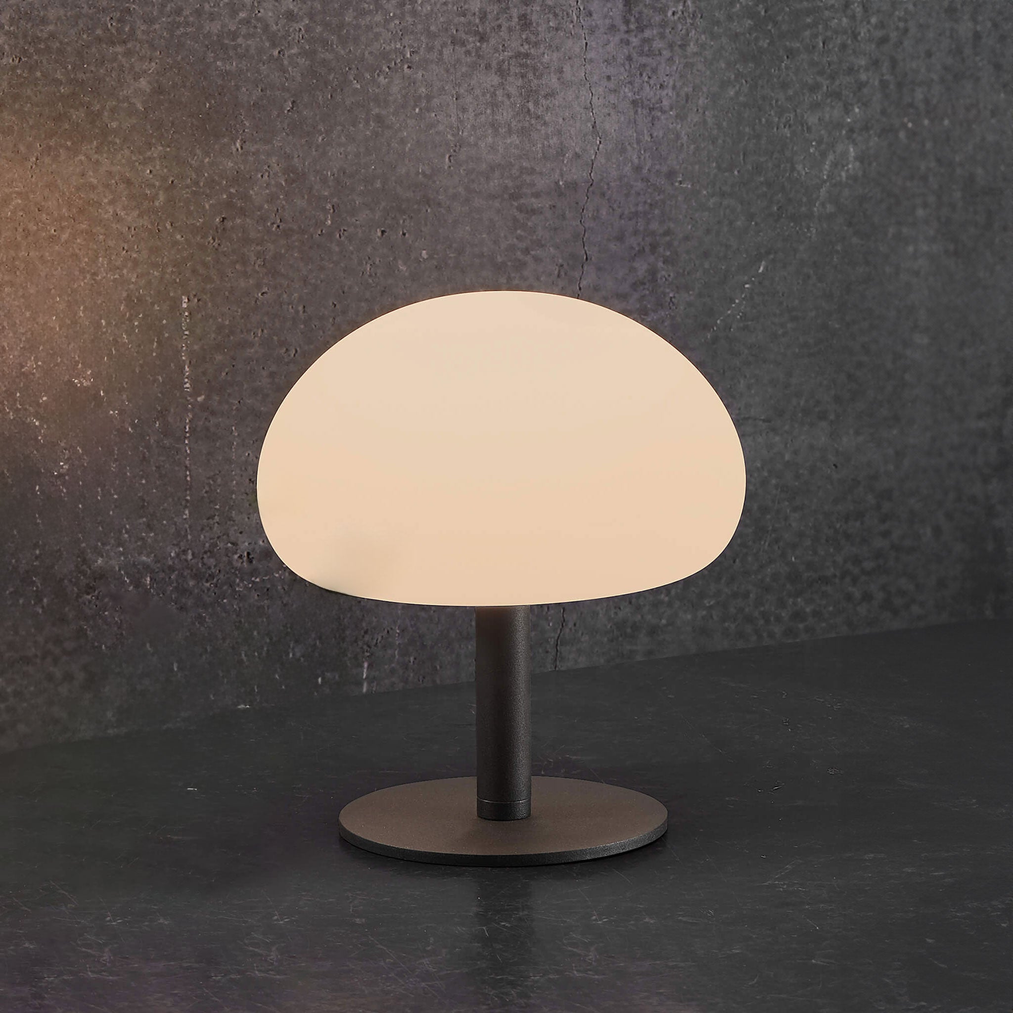 LARS - Kompakt og bærbar lampe med behageligt lys