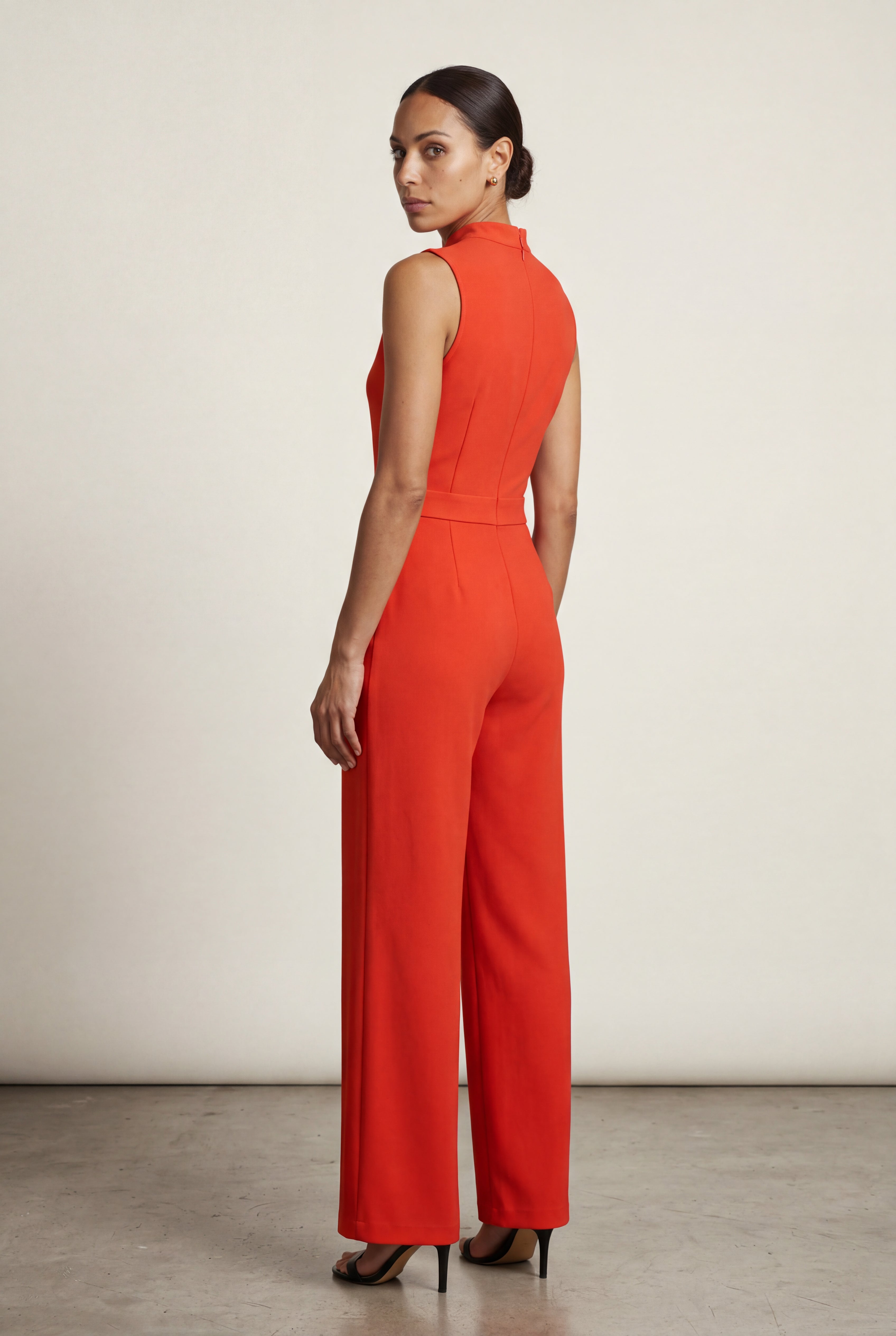 Chic Mock Neck Wide Leg Jumpsuit - Ærmeløs.