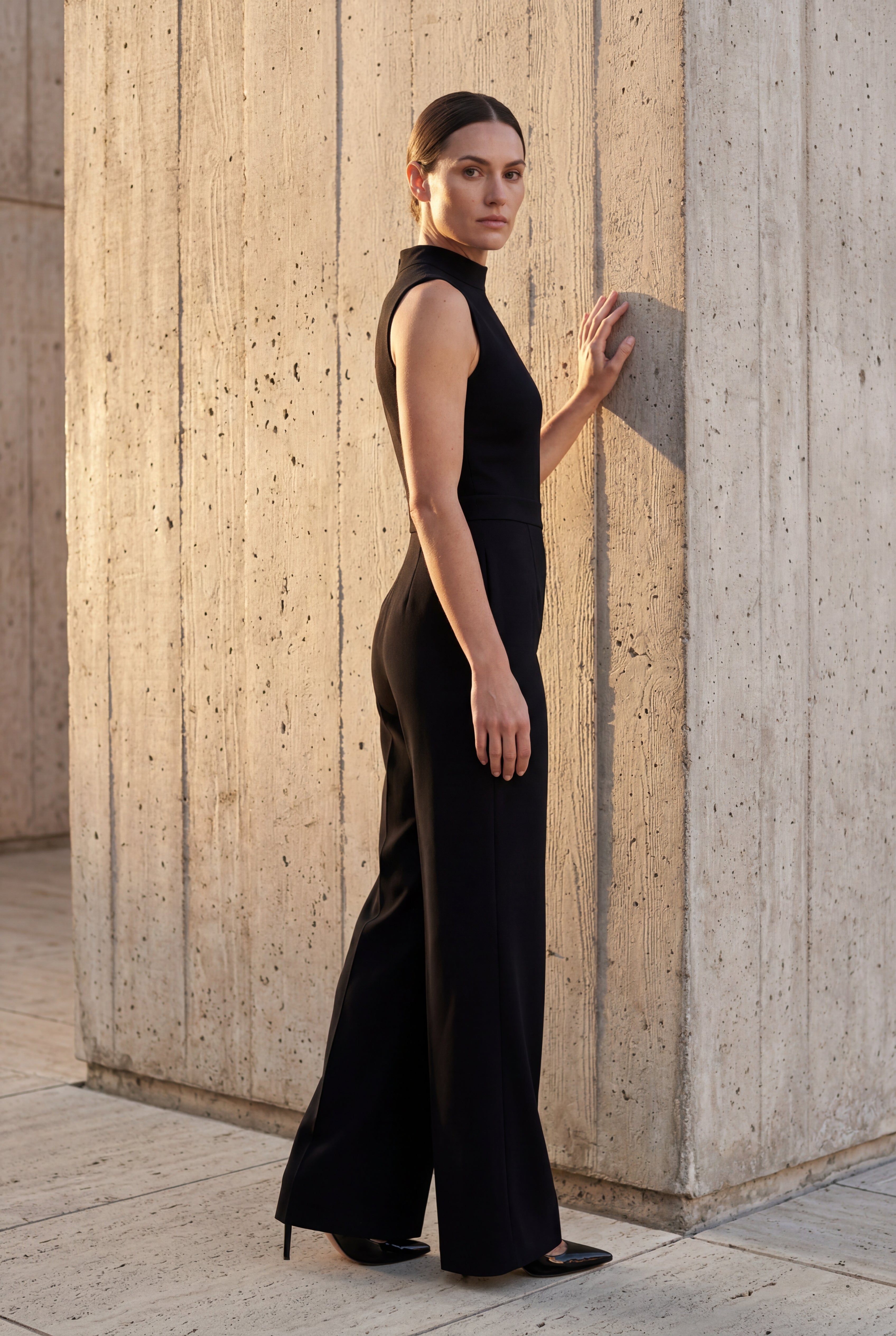 Chic Mock Neck Wide Leg Jumpsuit - Ærmeløs.